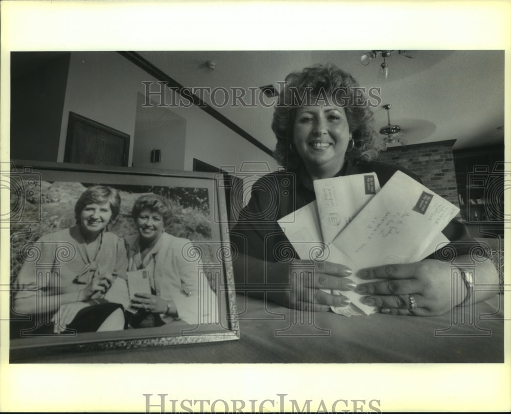 1989 Press Photo Margaret Guidry with letters of her pen pal from Wales - Historic Images