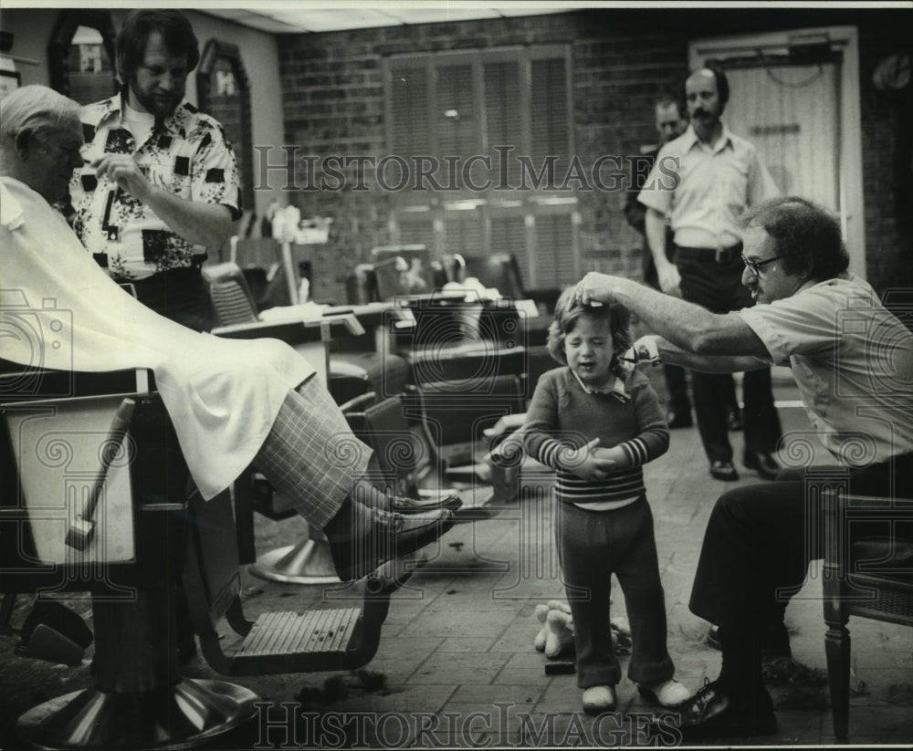 1976 Press Photo Stephen Guilbault cutting the hair of a young boy - nob22583 - Historic Images