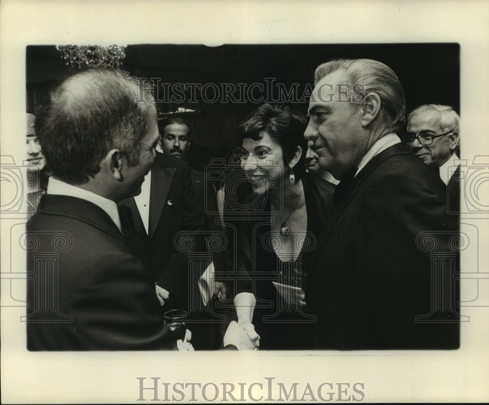 1976 Press Photo Jordan King Hussein with States-Item Columnist Betty Guillaud - Historic Images