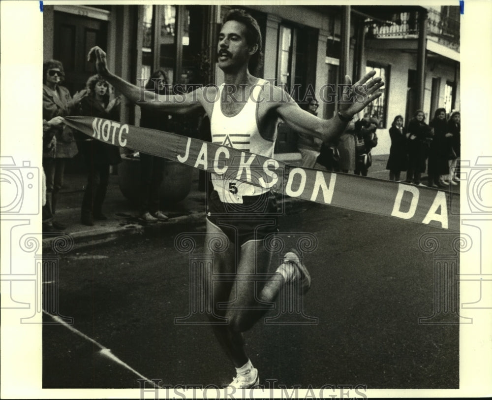 1987 Press Photo South African Errol Green Finishes First in Jackson Day 9K Race-Historic Images