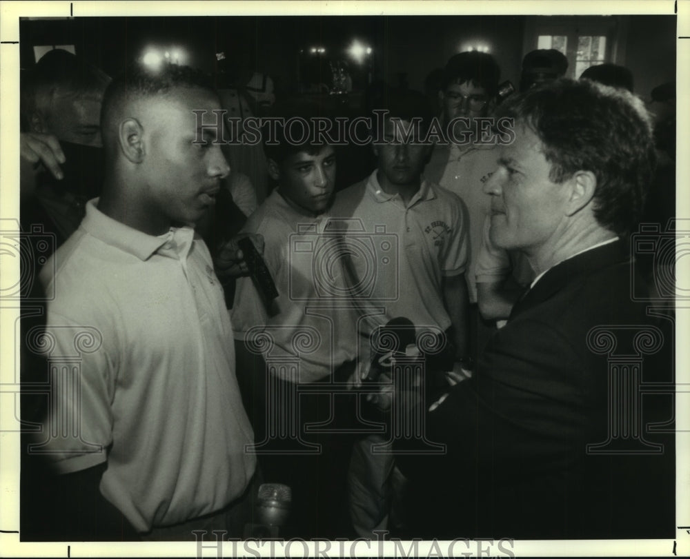 1991 Press Photo Dondre Green Talks With Louisiana Governor Buddy Roemer - Historic Images