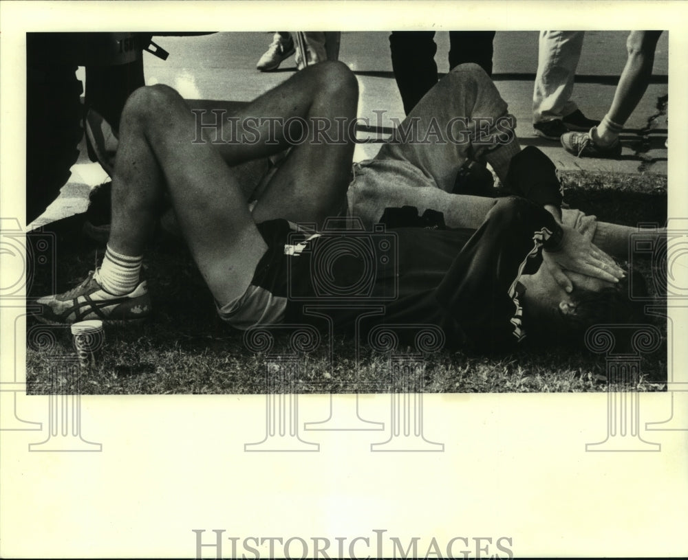 1983 Press Photo Runners Rest After Greater New Orleans Marathon - nob22604 - Historic Images