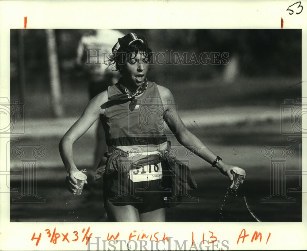 1983 Press Photo Woman Runner Grabs Water at First Great New Orleans Marathon- Historic Images