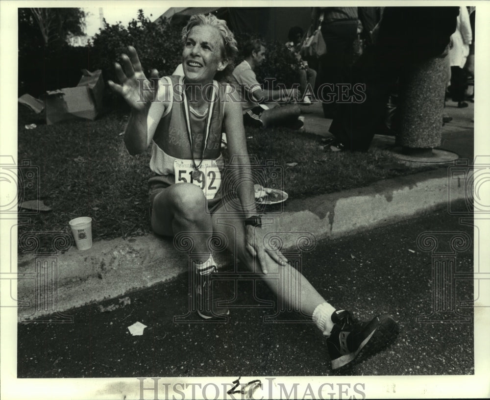 1983 Press Photo Elizabeth Van Battum, Age 59, Completes Marathon, New Orleans - Historic Images