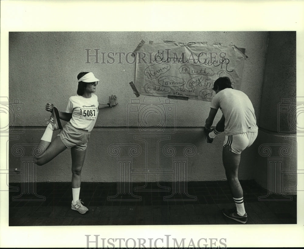 1983 Press Photo Runners Stretch Before the Greater New Orleans Marathon - Historic Images