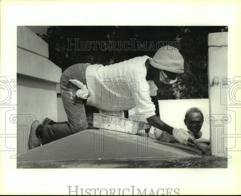 1992 Press Photo Samuel Black and Barbara Rogers clean graves, All Saints Day - Historic Images