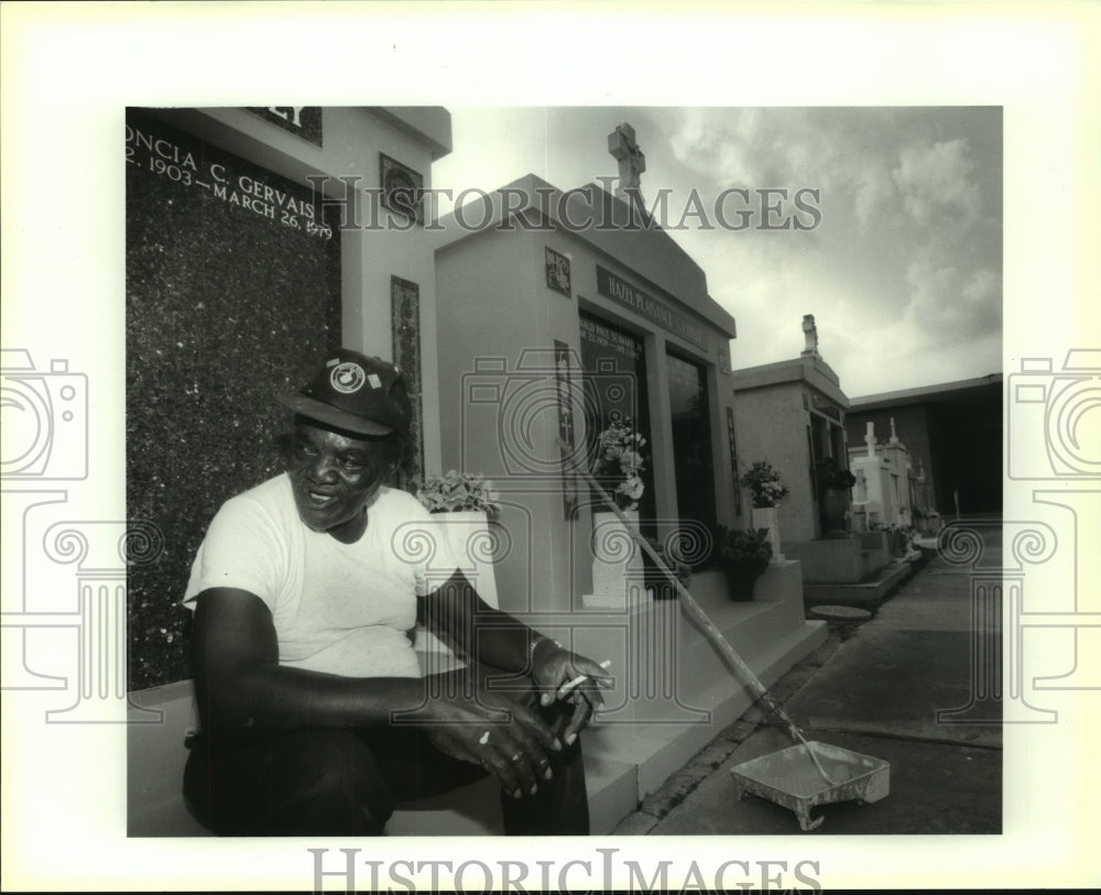 1992 Press Photo Samuel Black takes break from cleaning graves, Westwego - Historic Images