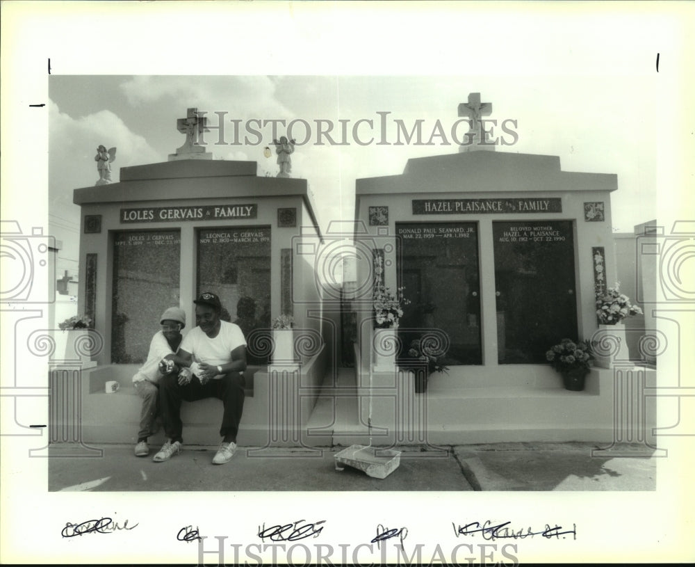 1992 Press Photo Barbara Rogers and Samuel Black take great from cleaning graves - Historic Images