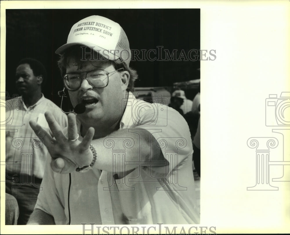 1991 Press Photo Auctioneer Charlie Graves solicits a bid from a potential buyer - Historic Images