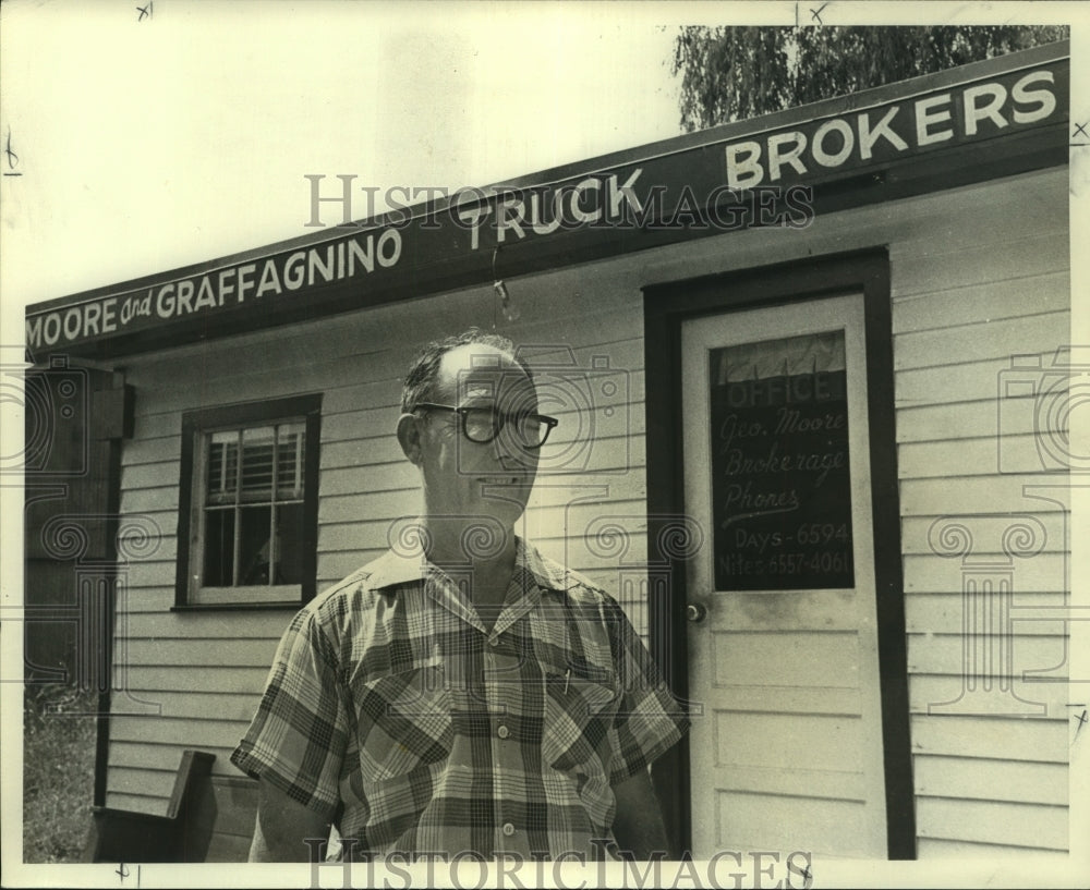 1960 Press Photo Joe Graffagnio produce brokerage firm in Community. - Historic Images