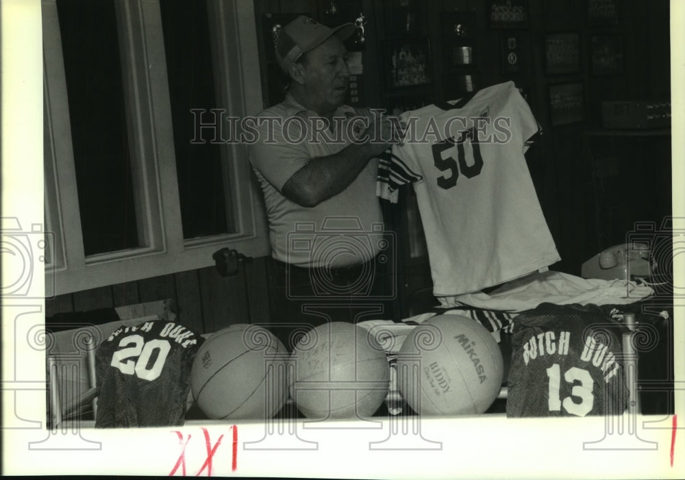 1990 Press Photo Vincent Graffato inspecting equipment at the Butch Duhe Gym - Historic Images