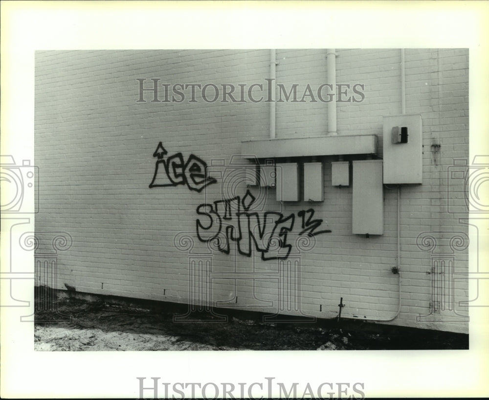 1992 Press Photo &quot;Ice&quot; appearing on buildings in the Arabi-Chalmette area - Historic Images