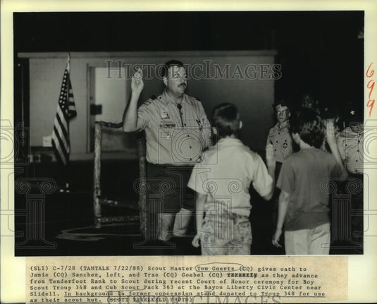 1988 Press Photo Scout Master Tom Goertz gives oath to advancing scouts - Historic Images