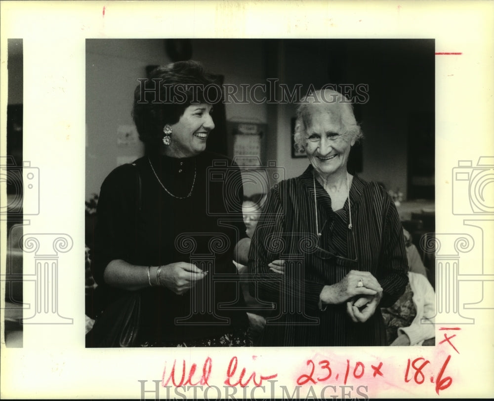 1990 Press Photo Rosemarie Goetz and her mother, an Alzheimer&#39;s patient - Historic Images