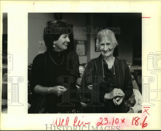 1990 Press Photo Rosemarie Goetz and her mother, an Alzheimer's patient - Historic Images
