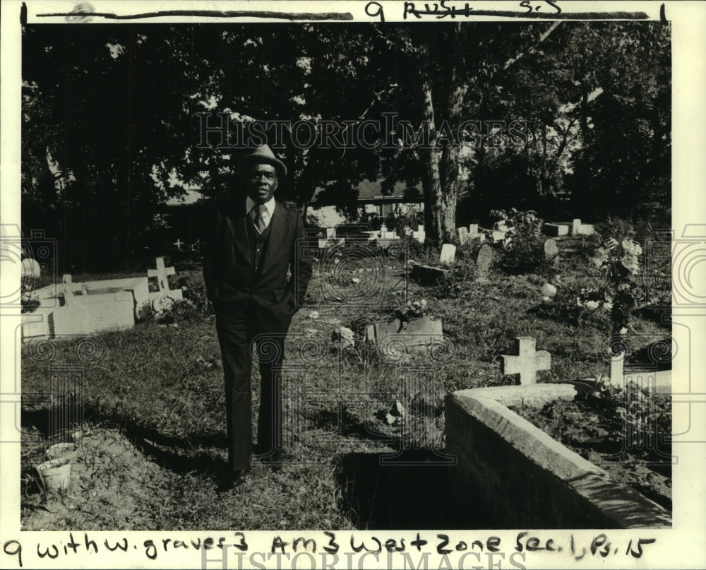 1980 Press Photo Reverend Earl Green, cemetery in Algiers - nob22681 - Historic Images