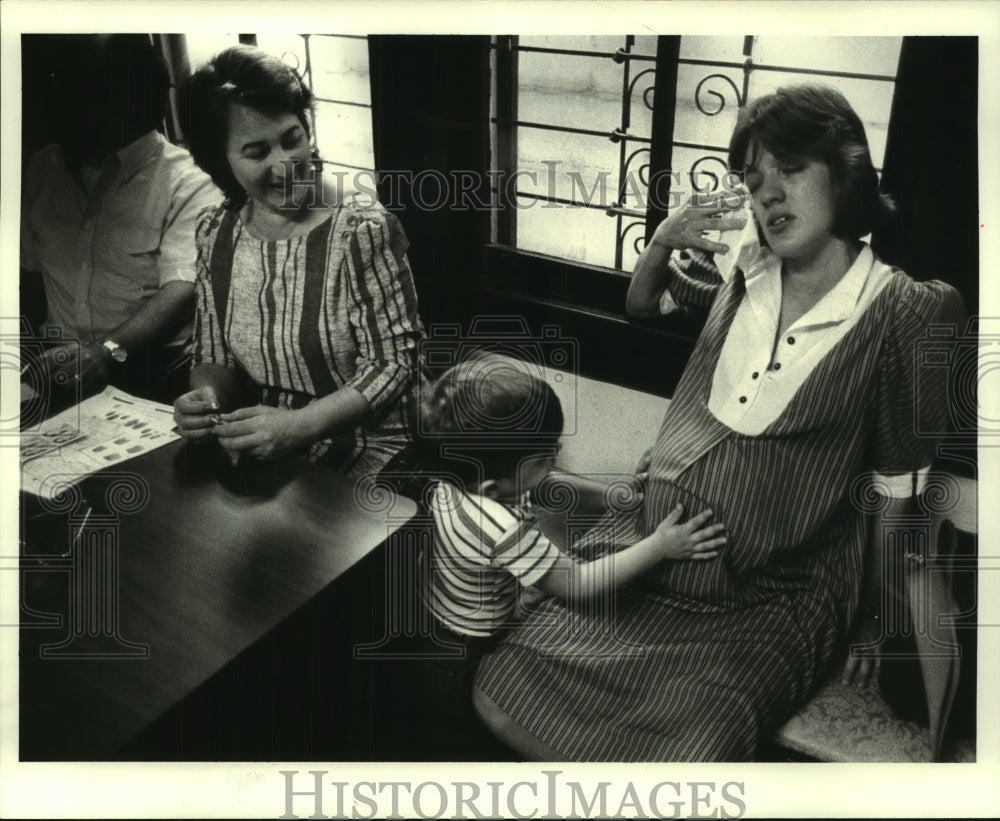 1984 Press Photo Zulema Santana goes into labor during U.S. Citizenship process - Historic Images