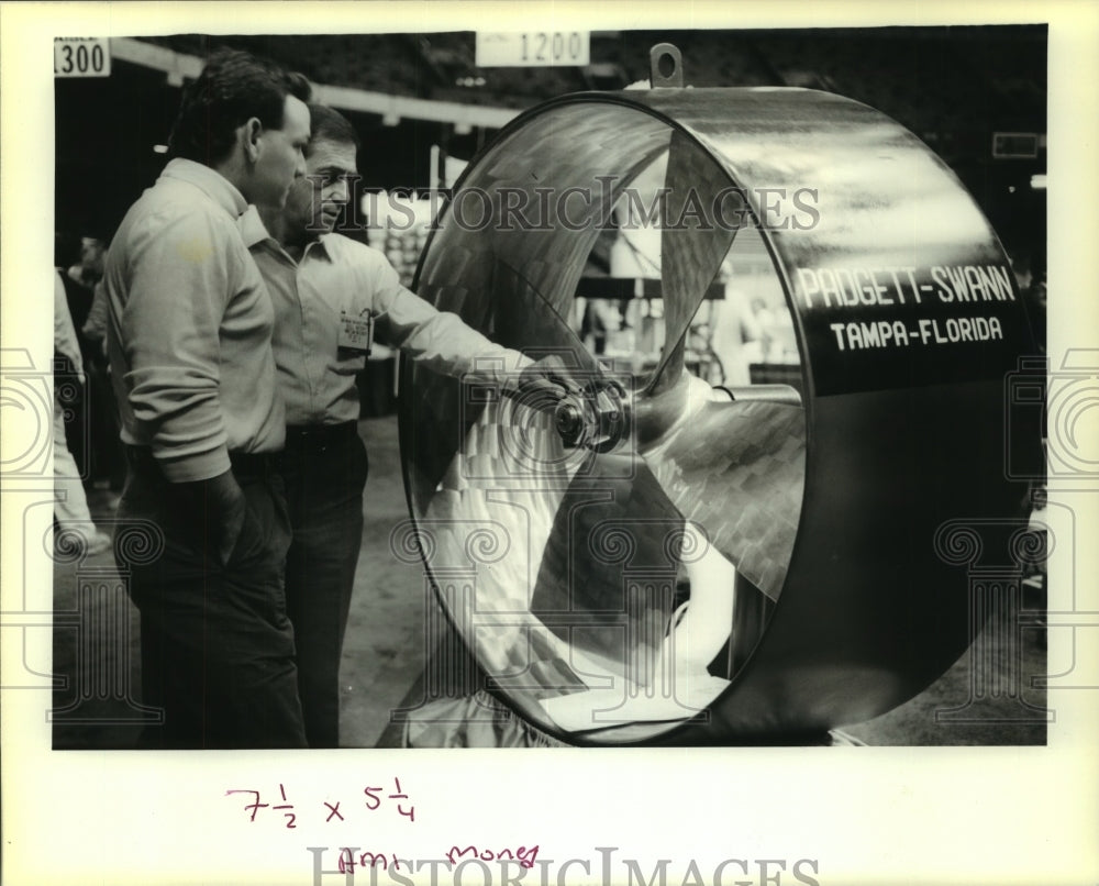 1989 Press Photo Boat and Fishing Exposition attendees look at a propeller - Historic Images