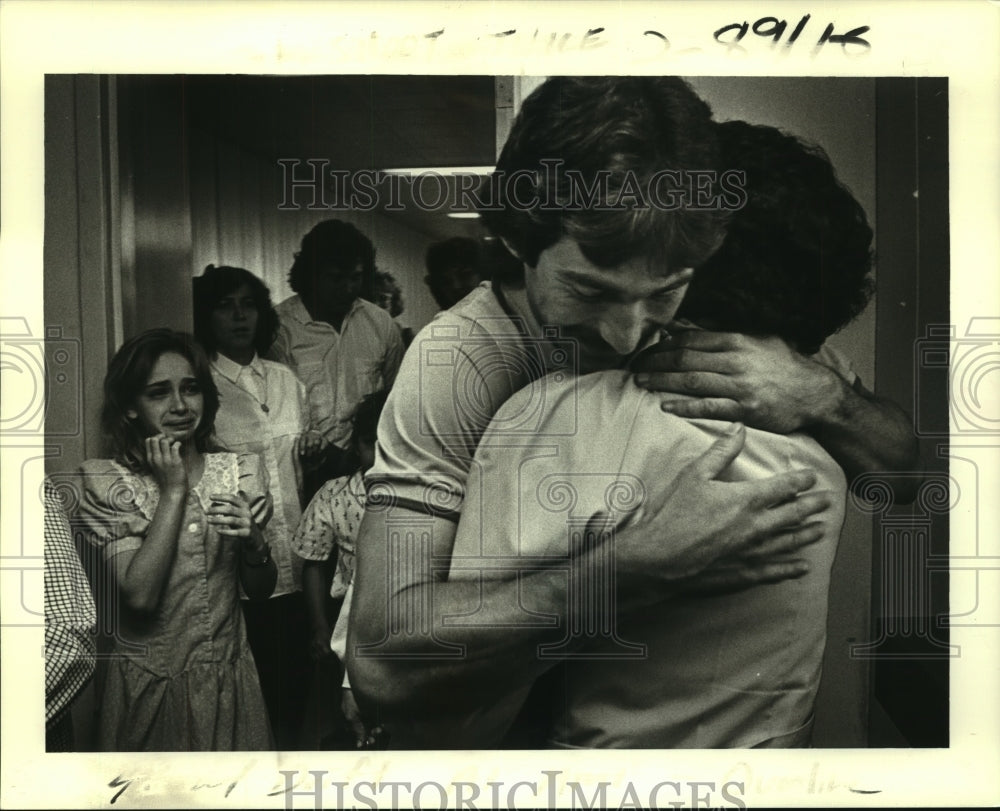 1987 Press Photo Leonard Guidry reunited with family at airport after accident - Historic Images