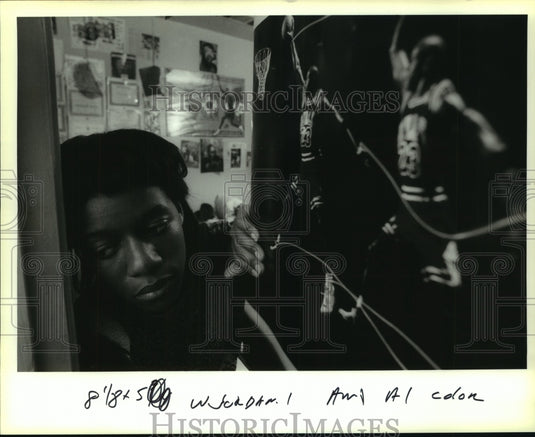 1993 Press Photo Shy Green in her bedroom bummed over Michael Jordan's decision. - Historic Images