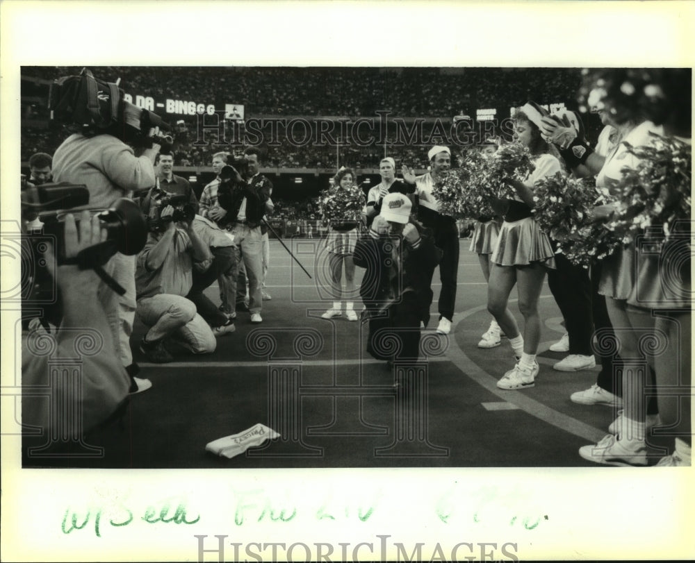 1991 Press Photo Seth Green, &quot;The Cha-Ching kid&quot; does his thing at half time. - Historic Images