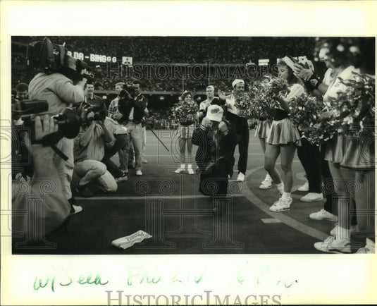 1991 Press Photo Seth Green, "The Cha-Ching kid" does his thing at half time. - Historic Images