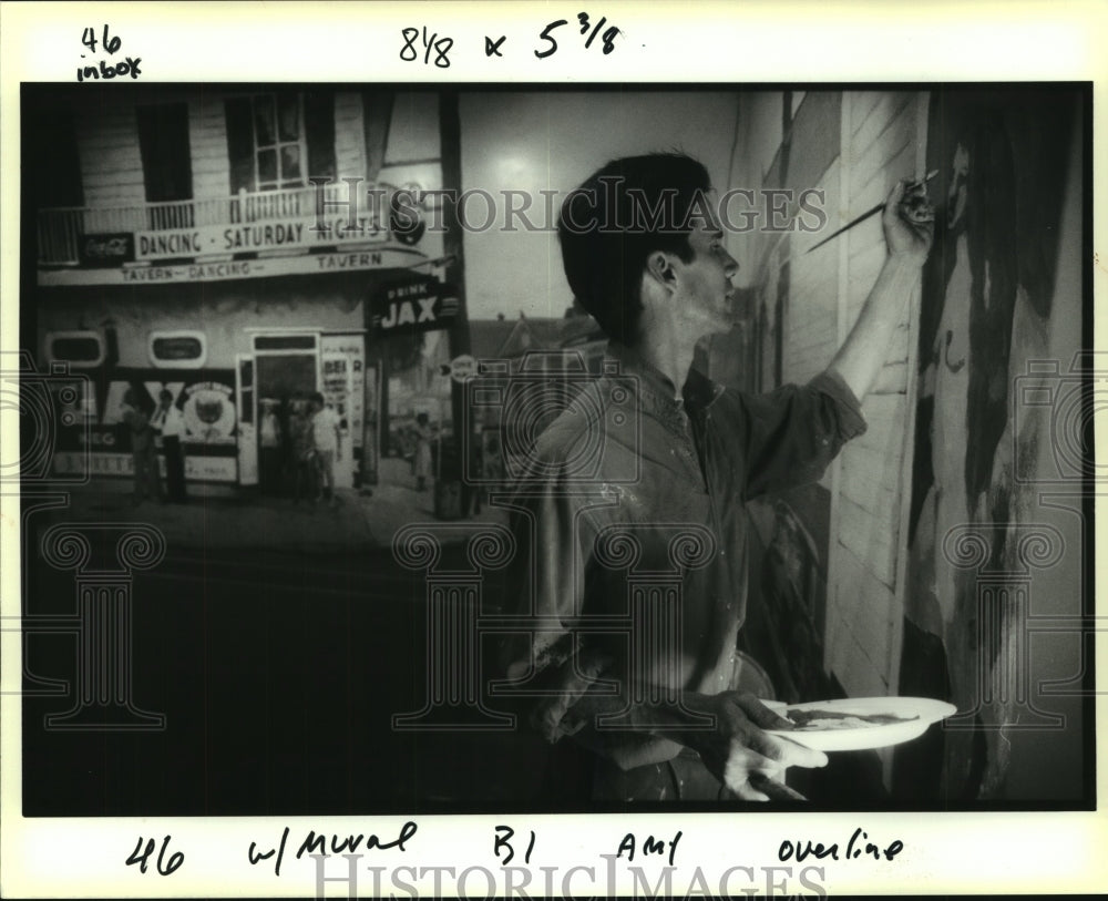 1991 Press Photo Painter Tony Green works on a mural at Mid-City Bowling Lanes. - Historic Images