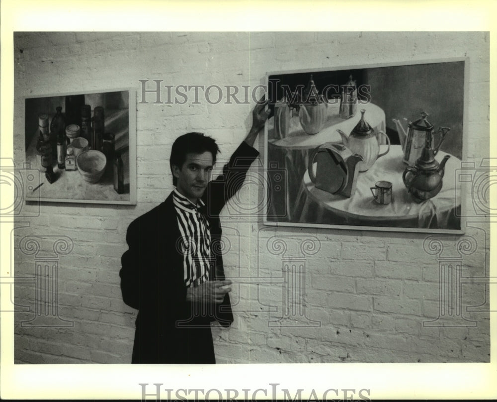 1989 Press Photo Artist Tony Green with his work at Miriam Walmsley Art Gallery - Historic Images