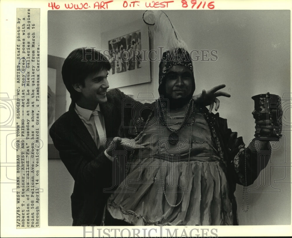 1985 Press Photo Tony Green with one of his creations called &quot;Fat&quot; Tuesday. - Historic Images