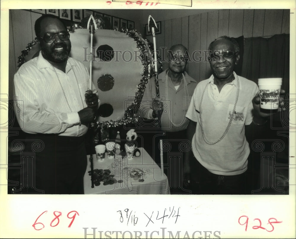 1989 Press Photo Warren Green and NOMTOC members at den, 20th Anniversary - Historic Images