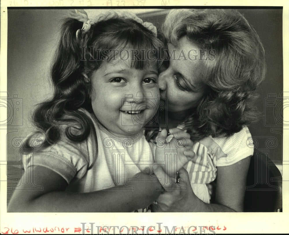 1985 Press Photo Carmel Gullo and daughter, Gina, Children&#39;s Hospital - Historic Images