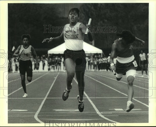 1991 Press Photo Cecily Gully of McMain, finish line 4x200, State Meet - Historic Images