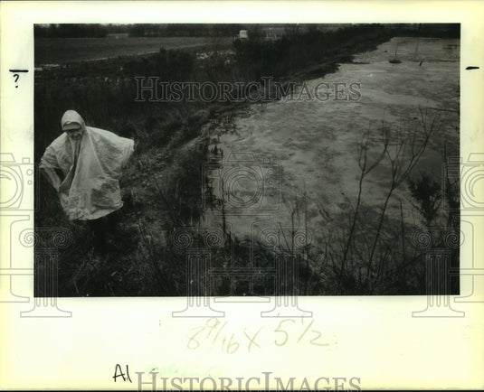 1989 Press Photo Enviromental Specialist William Fontenot, Gulfco Hazardous Site - Historic Images