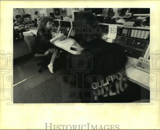 1995 Press Photo Cindy Roe and Julie Farmer, Dispatchers, Gulfport Police Dept. - Historic Images