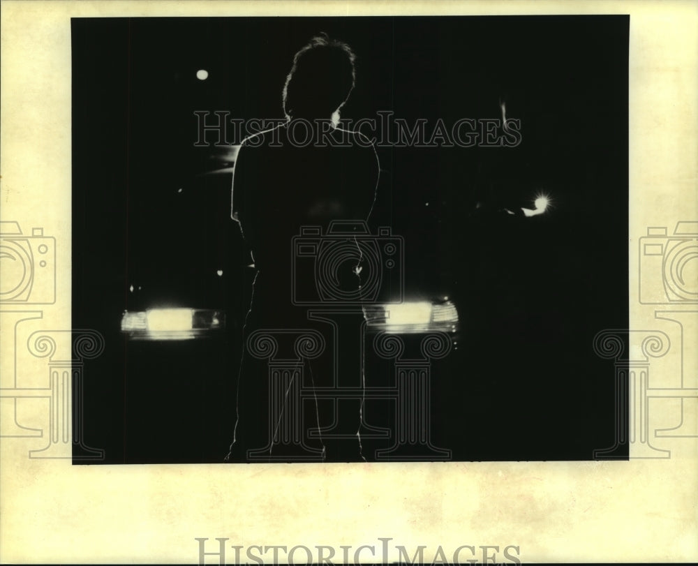 1995 Press Photo Man Awaits Review of Credentials After Traffic Stop by Police - Historic Images