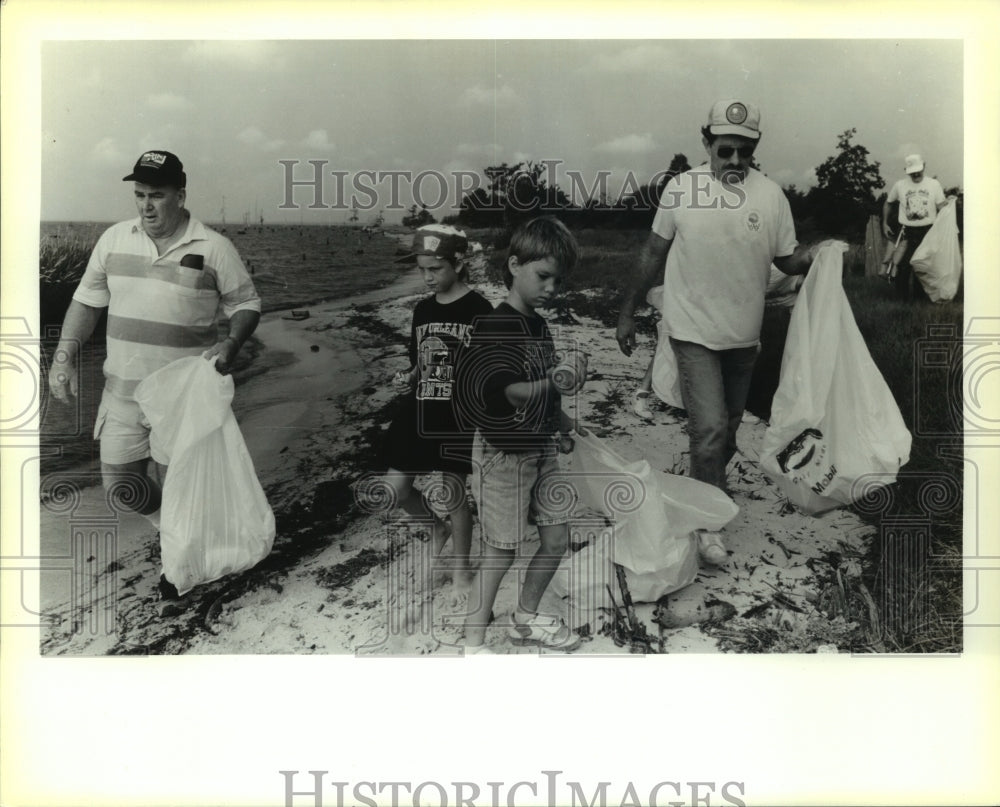 1990 Press Photo Telephone Pioneers Ozone Council pick up trash along the beach. - Historic Images