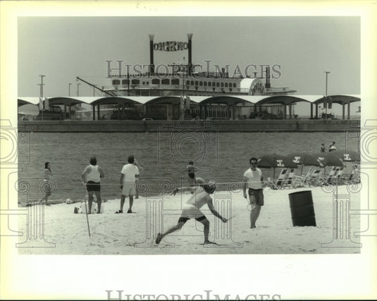 1994 Press Photo Badminton on the beach near the President Casino in Biloxi. - Historic Images