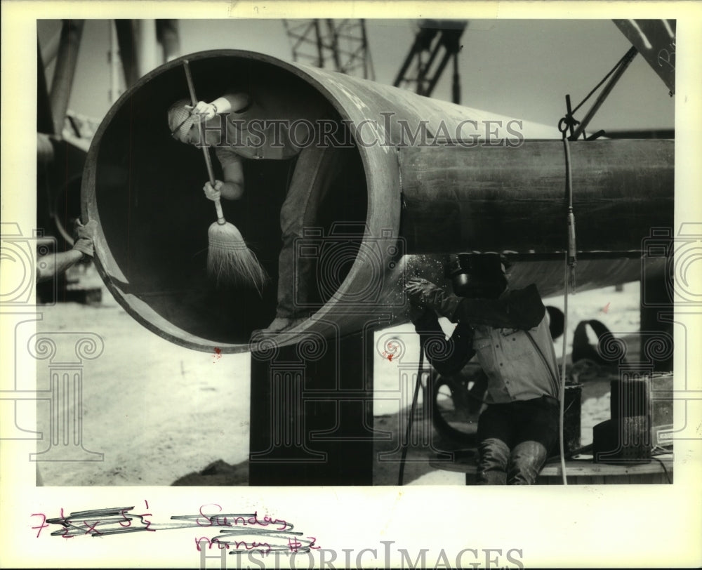 1989 Press Photo Jeff Thibodaux &amp; Melvin Williams 
Construct Oil Platform - Historic Images