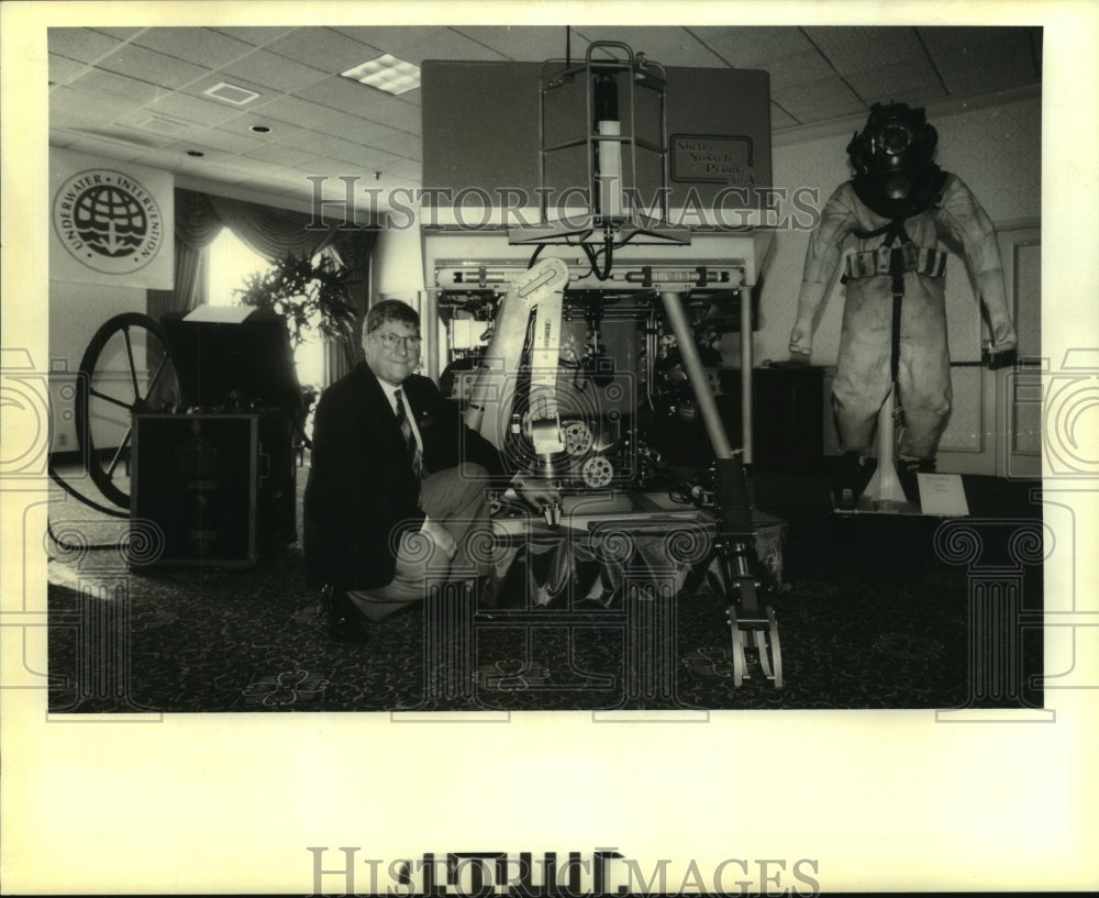 1996 Press Photo Wesley Gerriets of Schilling Robotic Systems show off robot - Historic Images