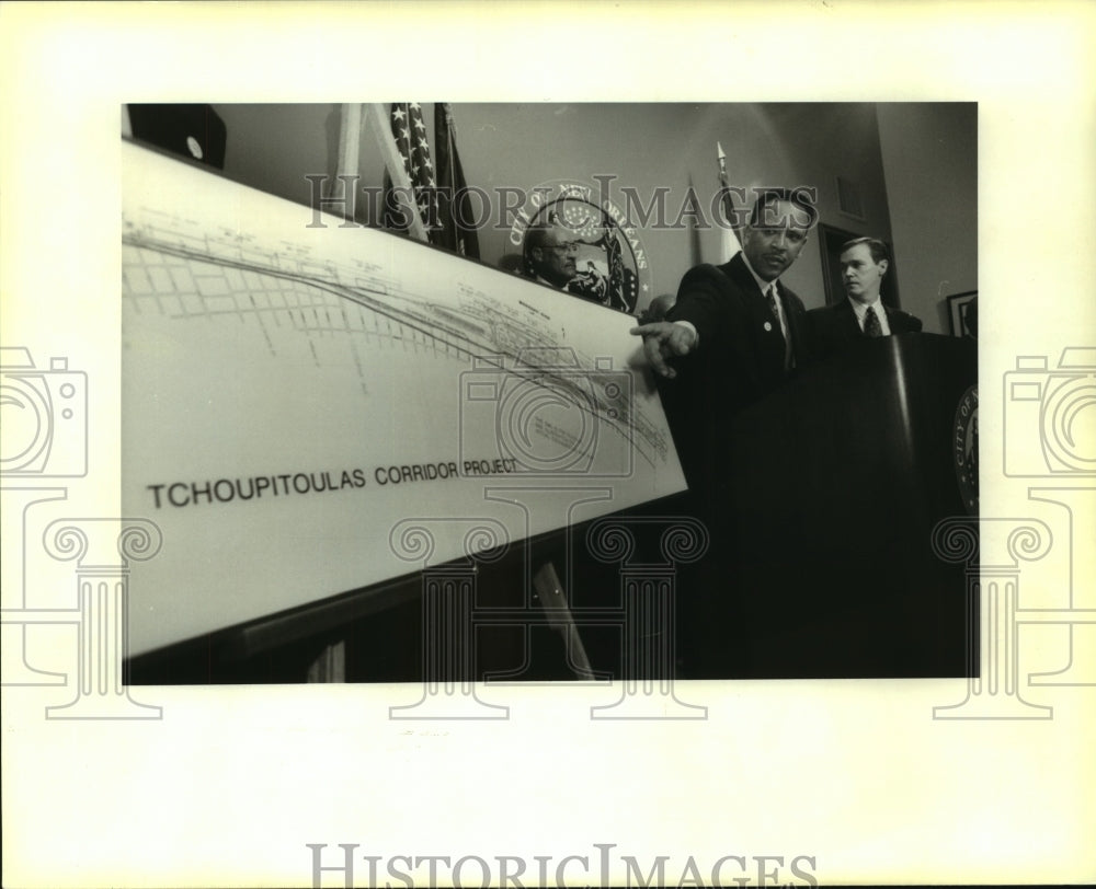 Press Photo New Orleans mayor displays Tchoupitoulas Port Roadway Project - Historic Images