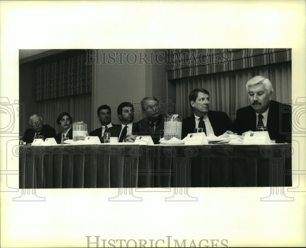 1996 Press Photo Attendees of annual shareholders&#39; meeting listen to speaker - Historic Images