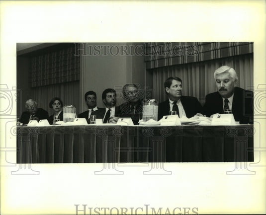 1996 Press Photo Attendees of annual shareholders' meeting listen to speaker - Historic Images