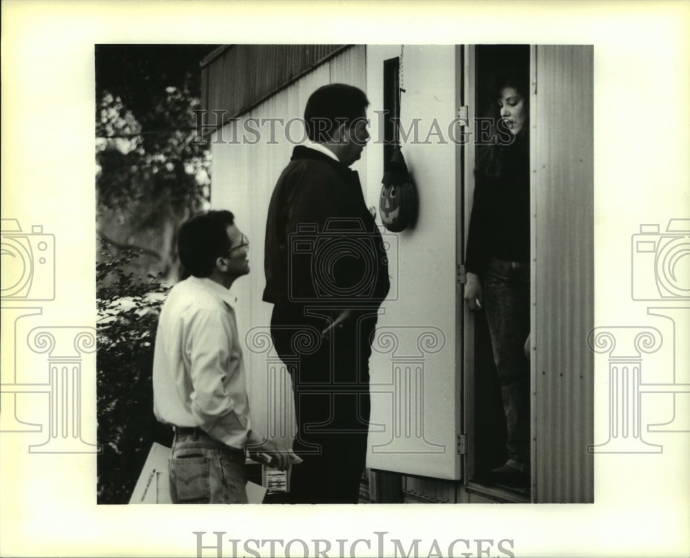 1995 Press Photo Jefferson Parish Sheriff&#39;s Dept. question wife of dead husband - Historic Images