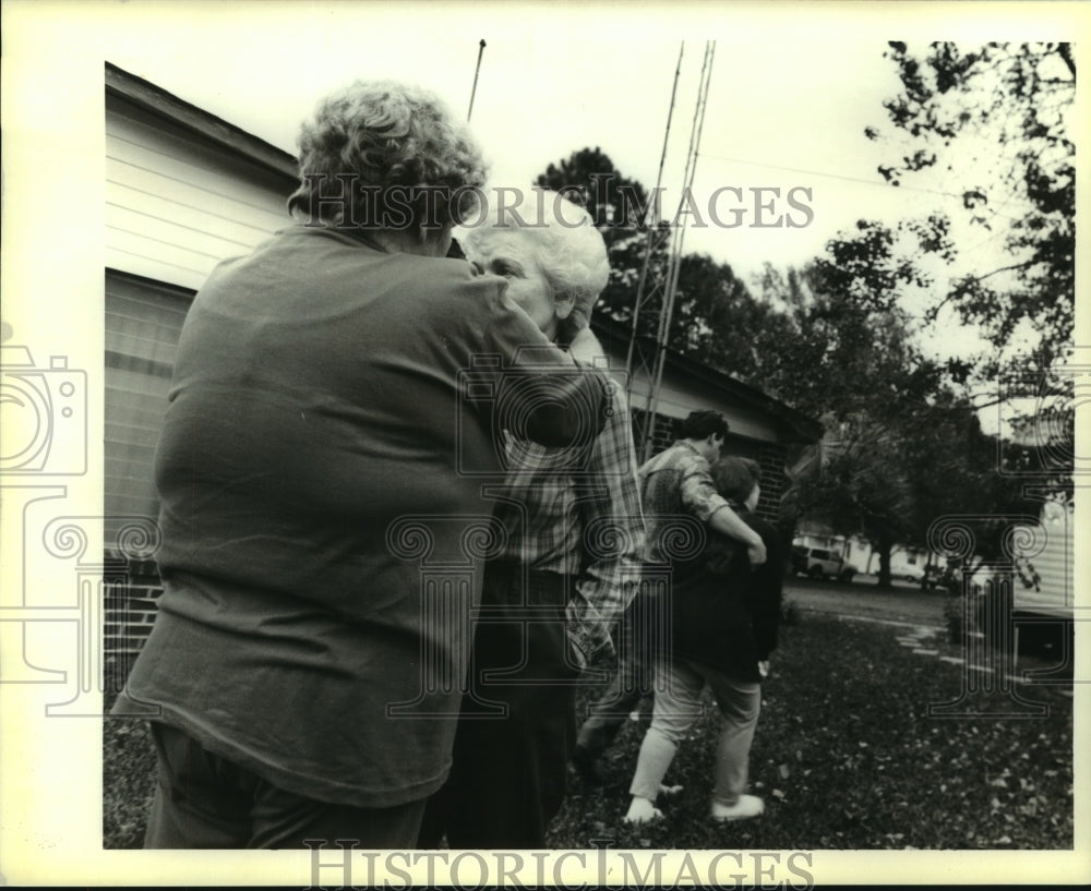 1994 Press Photo Relatives gather after Police shooting of Johnnie Guillie, 32 - Historic Images