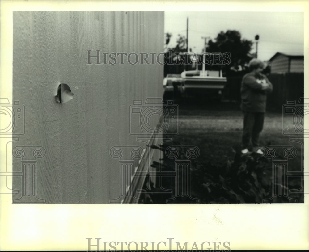 1994 Press Photo Bullet holes mark spot of shooting death of Johnnie Guillie, 32 - Historic Images