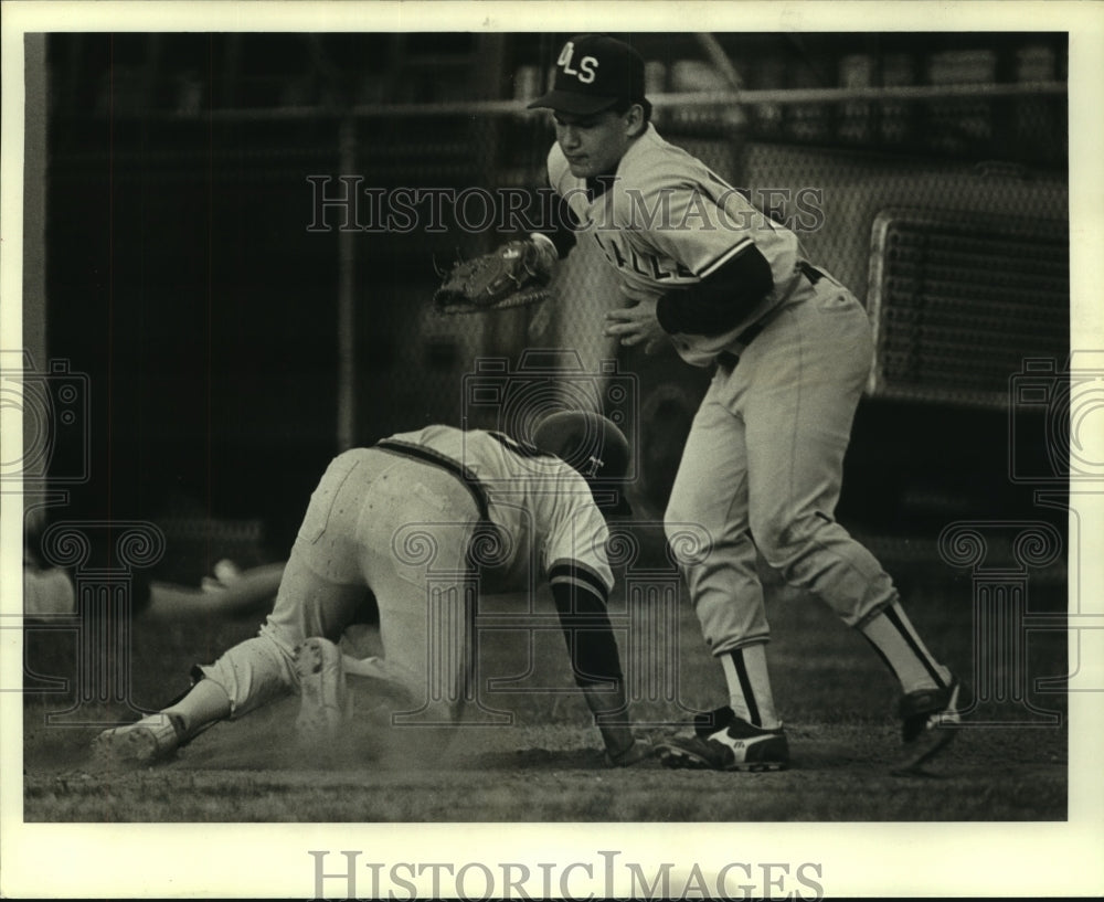 1985 Press Photo Baseball - Holy Cross&#39;s Ron Gullot &amp; De La Salle John Letter - Historic Images