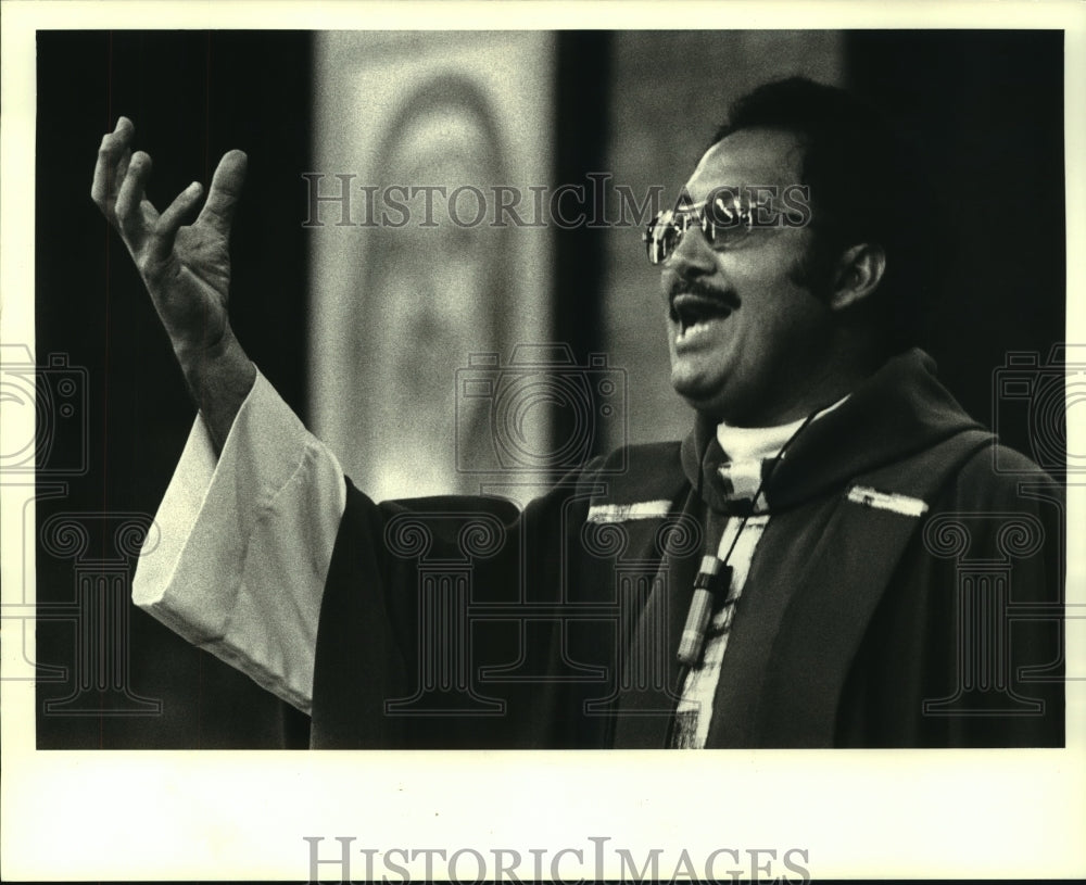 1987 Press Photo Priest Father Curtis Guillory Celebrates Mass at St. Monica&#39;s - Historic Images