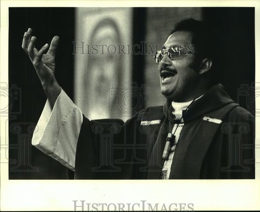 1987 Press Photo Priest Father Curtis Guillory Celebrates Mass at St. Monica's - Historic Images