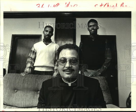 1988 Press Photo Father Curtis Gullory with Antoine Leason & Duane Brown - Historic Images