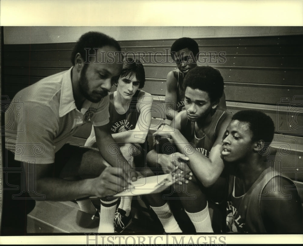 1980 Press Photo Hanville Basketball Players Listen to Coach Herbert Guillory - Historic Images